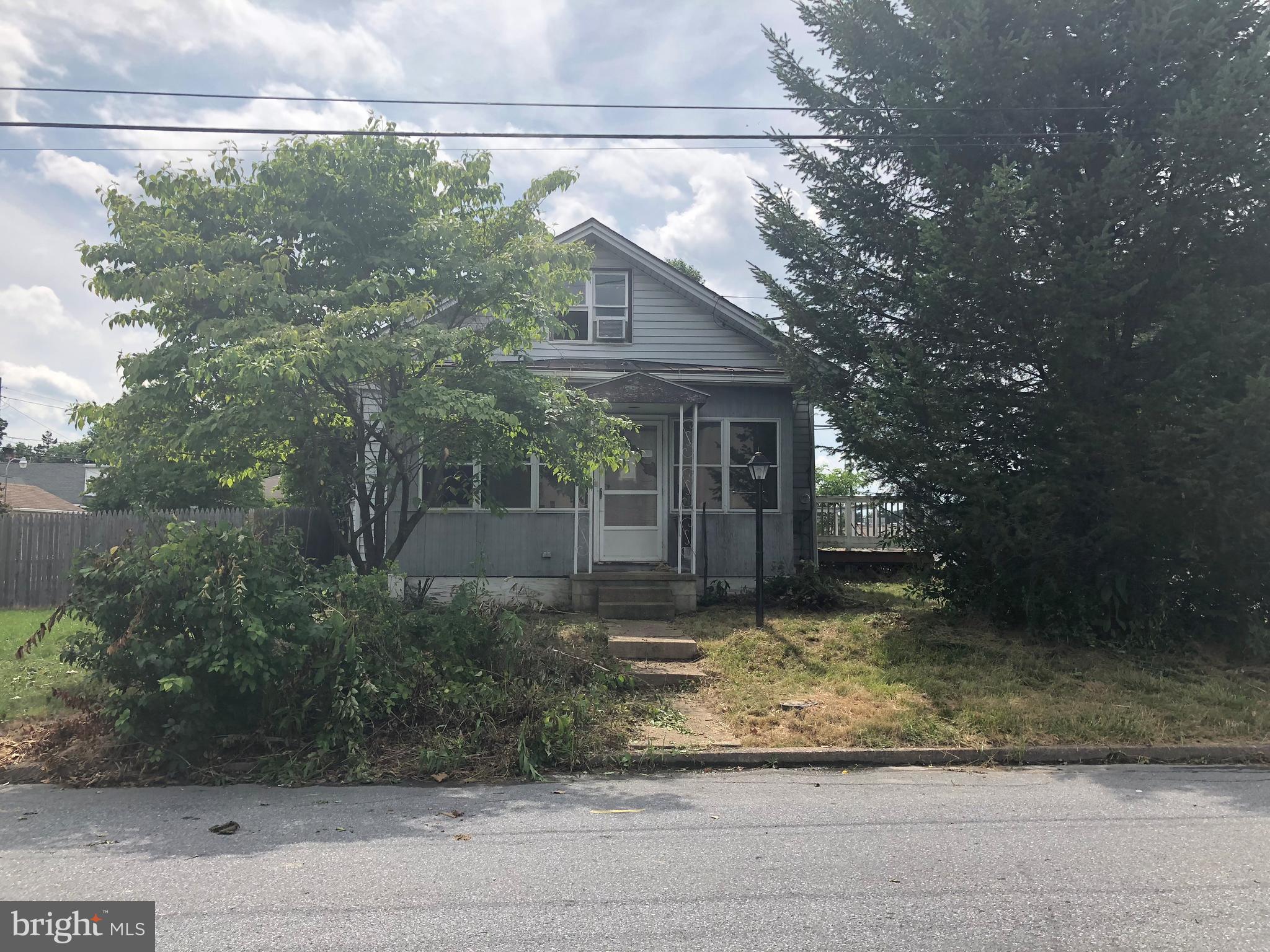 Main image without alt text