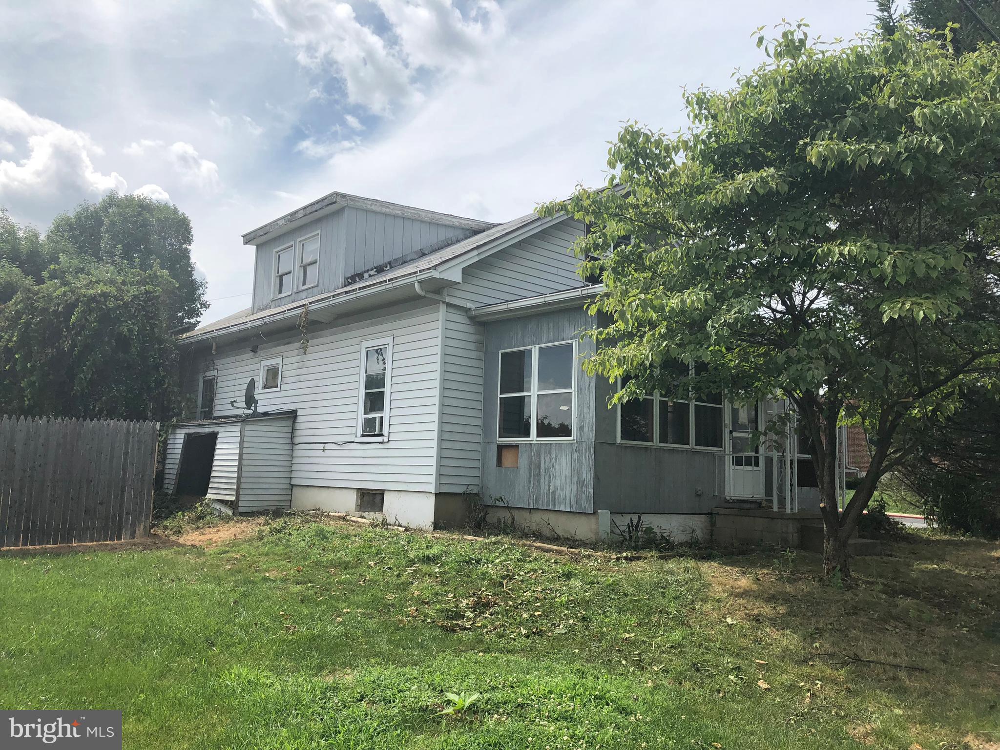 Main image without alt text