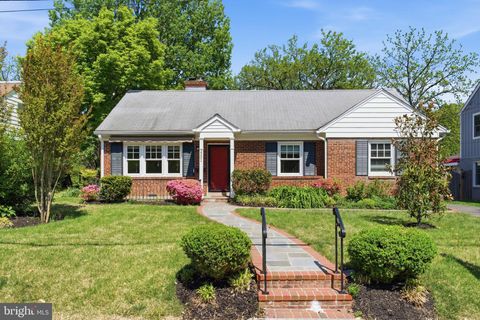 Photo of 2331 N Underwood Street, ARLINGTON, VA 22205 (MLS # VAAR2069444)