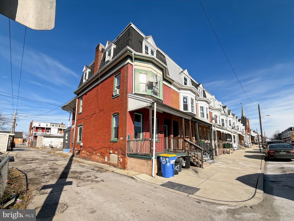 Photo of 939 W Poplar St, YORK, PA 17401 (MLS # PAYK2096754)