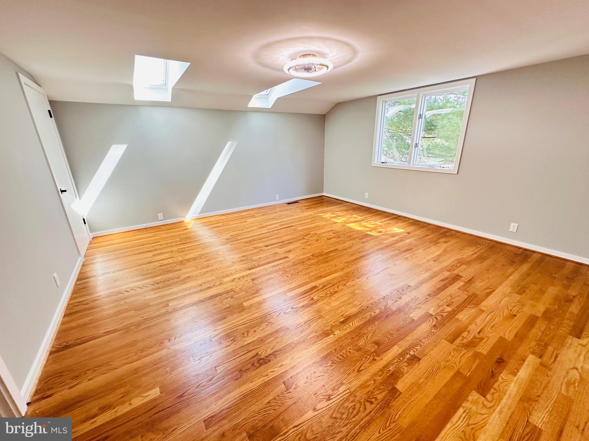 MONTROSE VIL - Residential