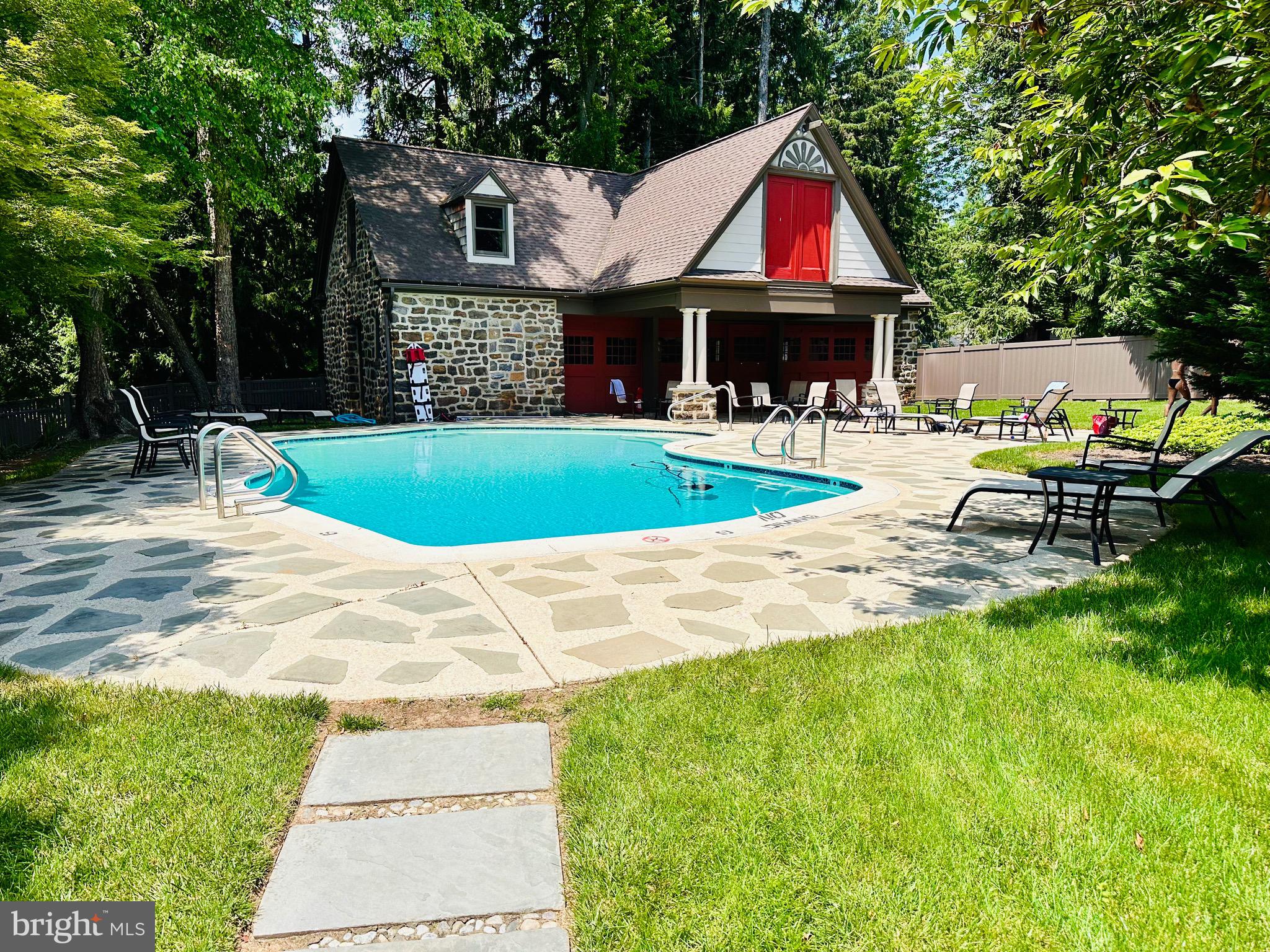 MONTROSE VIL - Residential