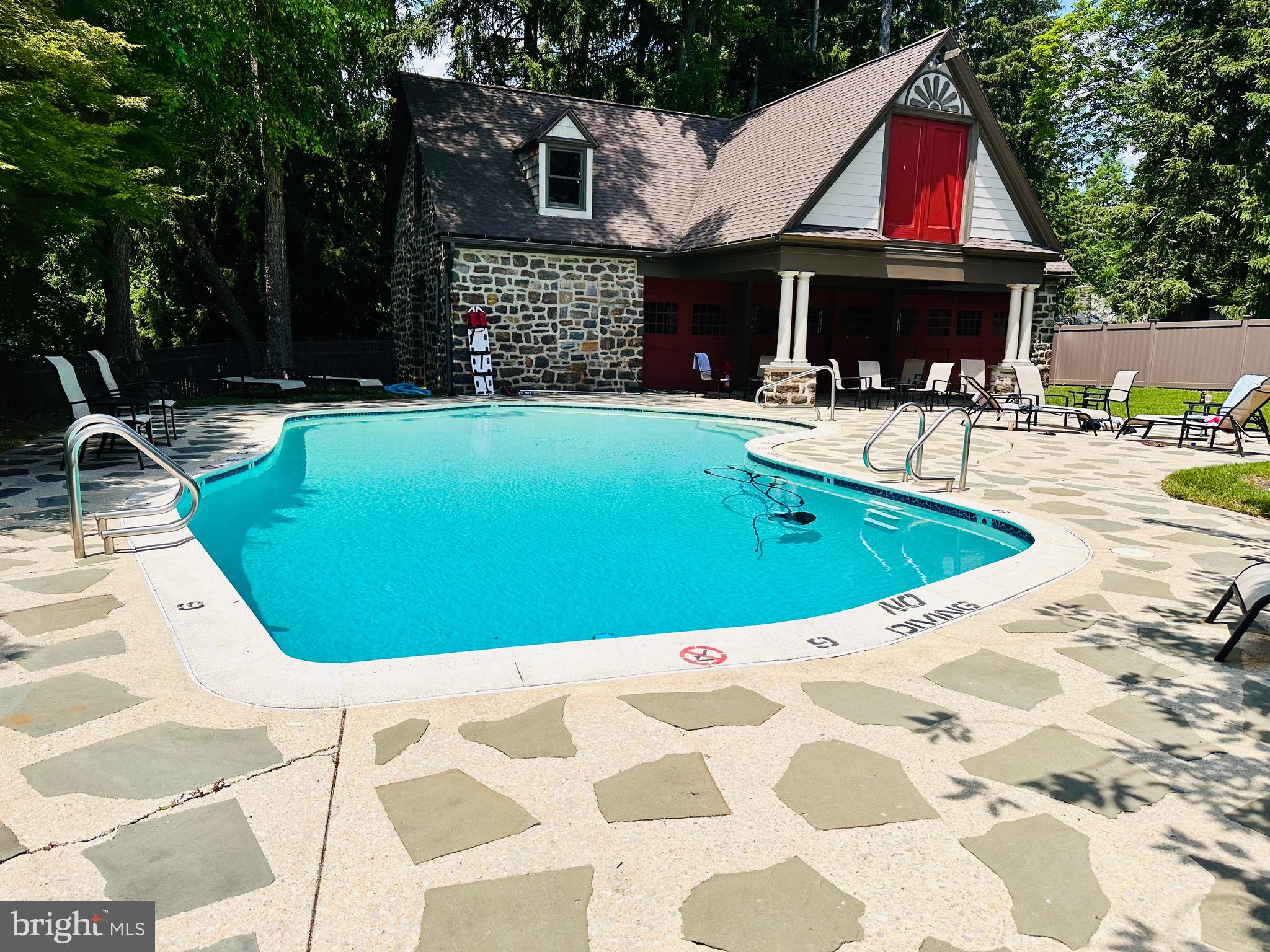 MONTROSE VIL - Residential