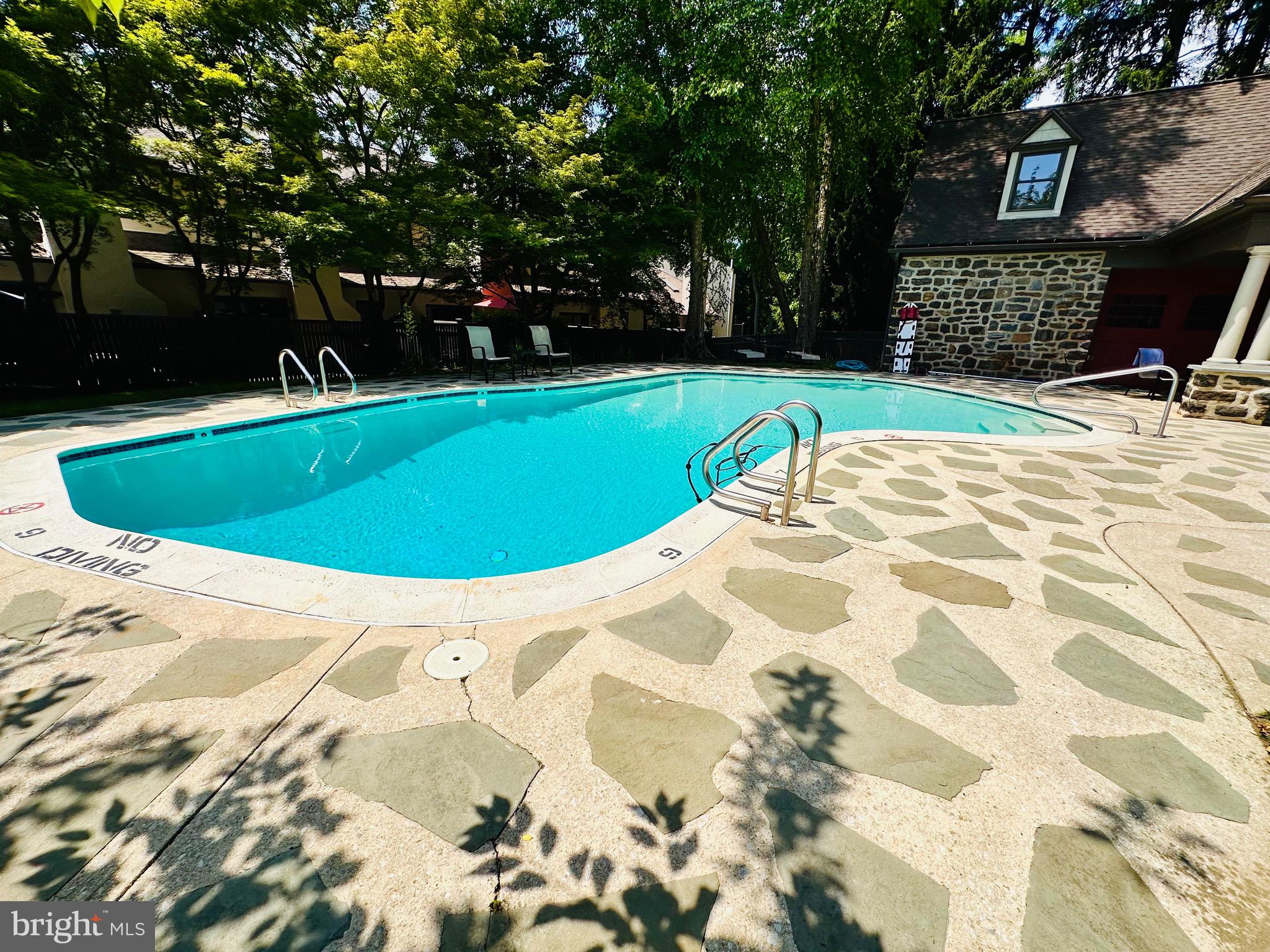 MONTROSE VIL - Residential