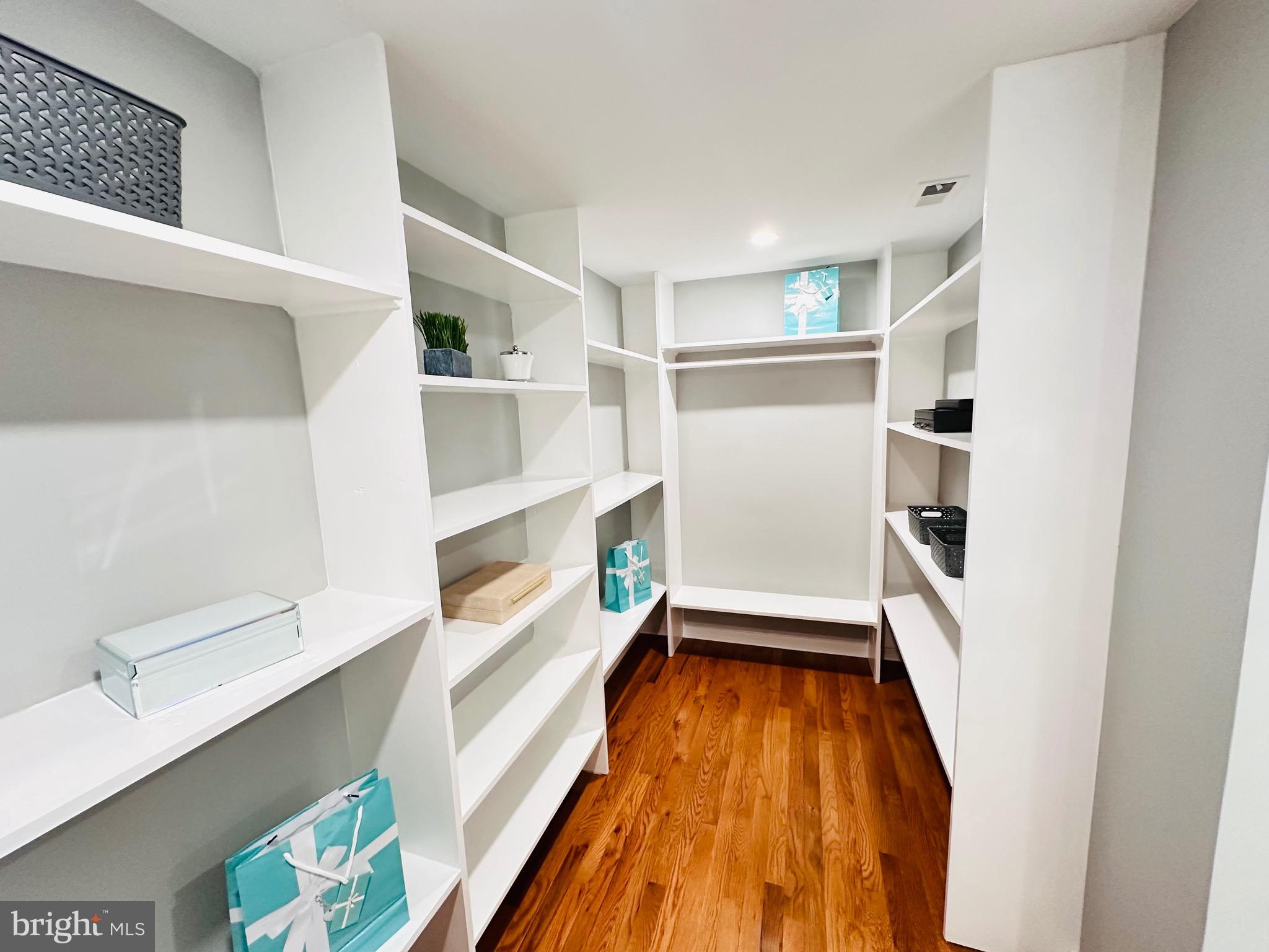 MONTROSE VIL - Residential