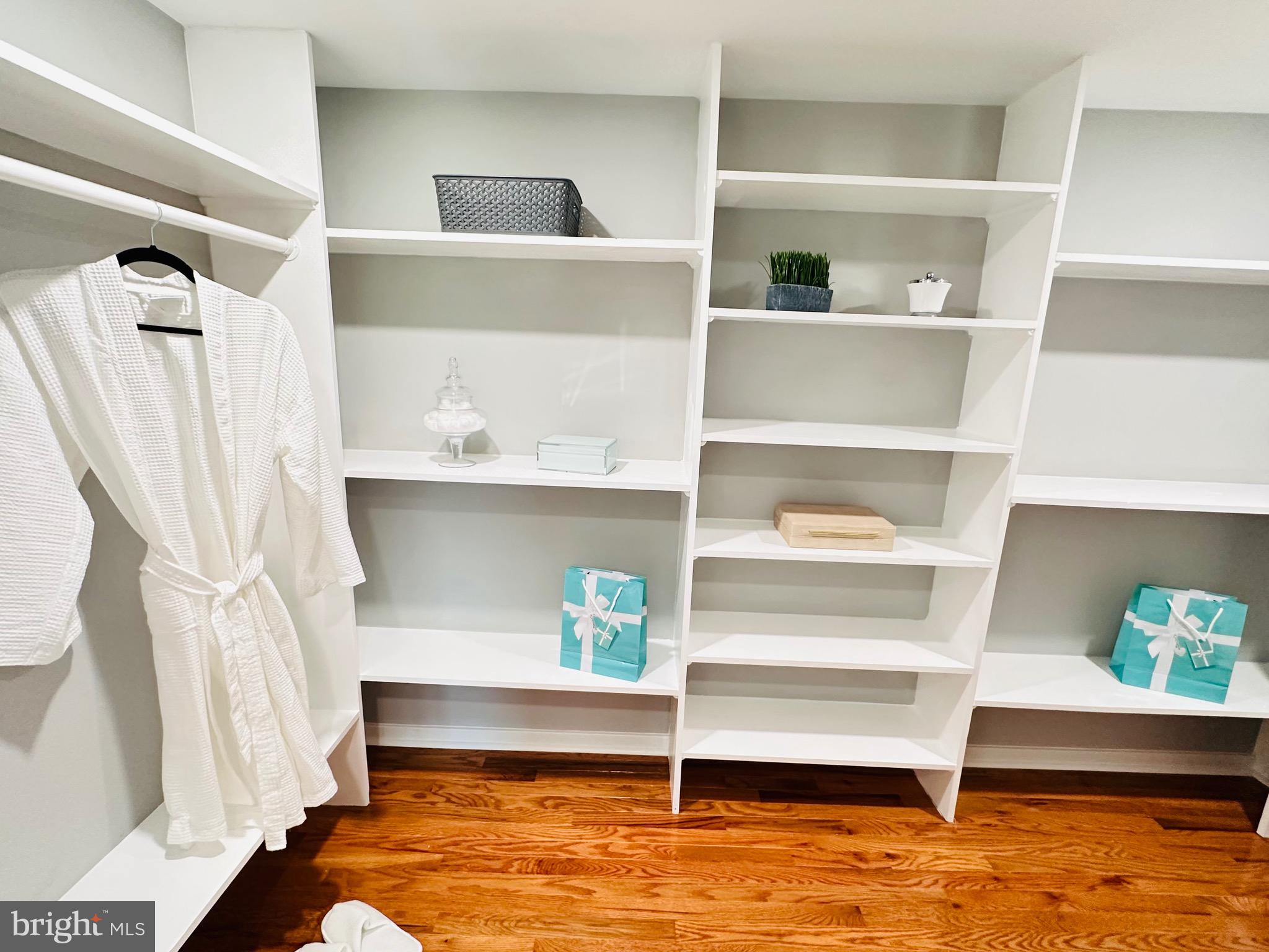 MONTROSE VIL - Residential