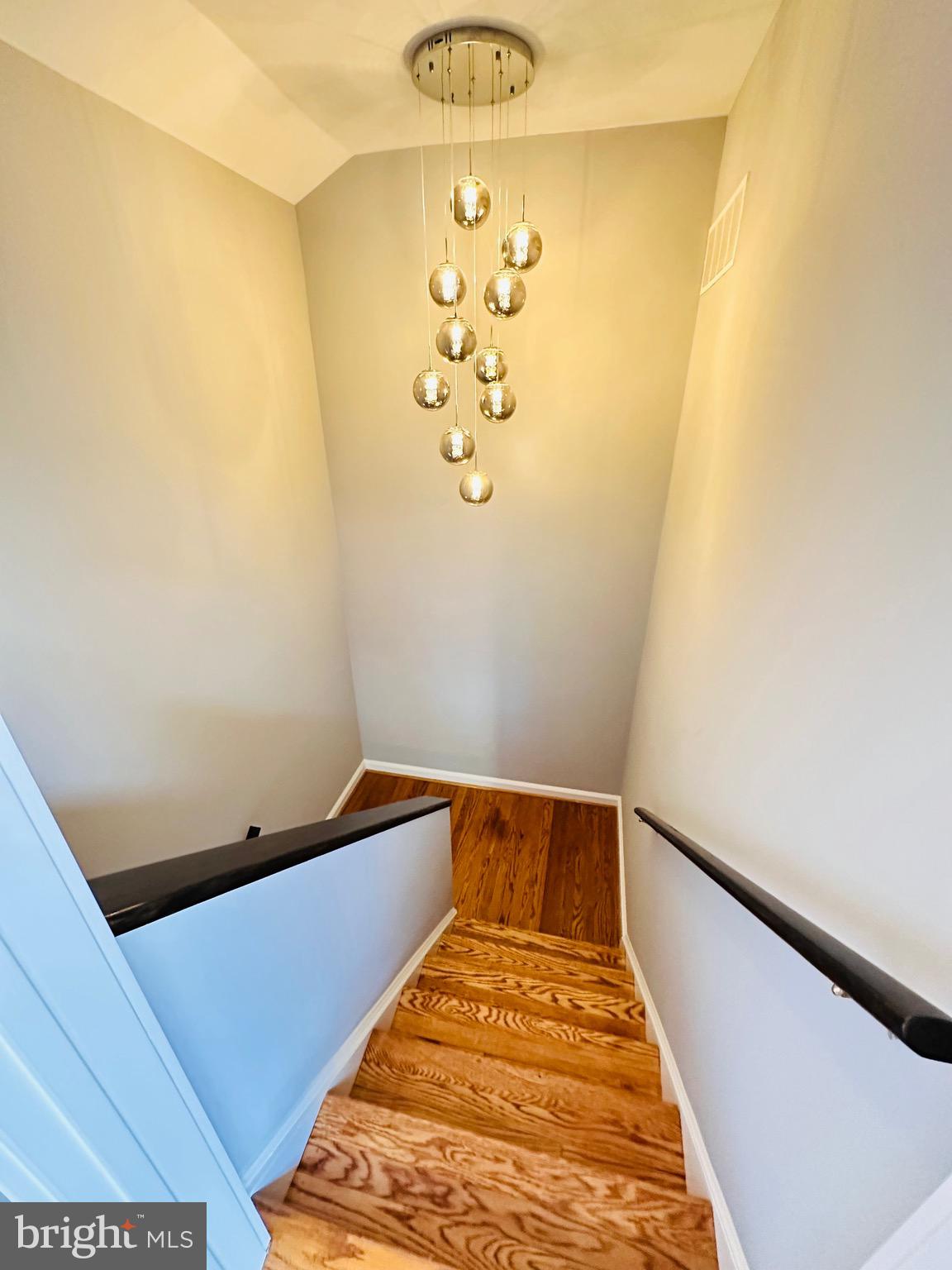 MONTROSE VIL - Residential