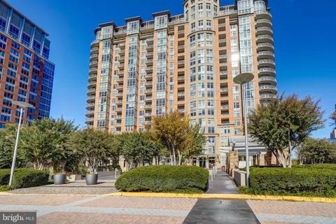 8220 Crestwood Heights Drive Unit 708, McLean, VA MLS: VAFX2275578