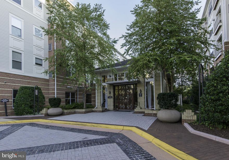 SPECTACULAR 2BR 2BA UNIT EASY WALKING DISTANCE TO VIENNA METRO!! BRAZILIAN HARDWOOD CHERRY FLOORING THROUGHOUT! STAINLESS STEEL GE PROFILE APPLIANCES, 42" CABINETS, ISLAND BREAKFAST BAR, 9'CEILINGS, COMPUTER NOOK, FULLY RENOVATED MASTER BATH, FULL SIZE W/D, COZY BALCONY, 2 GARAGE SPACES,2 STORAGE UNITS! POOL,FITNESS,BASKETBALL/RAQUET BALL COURT & MUCH MORE! THE BEST OF ACADIA.  WAITING FOR YOU!