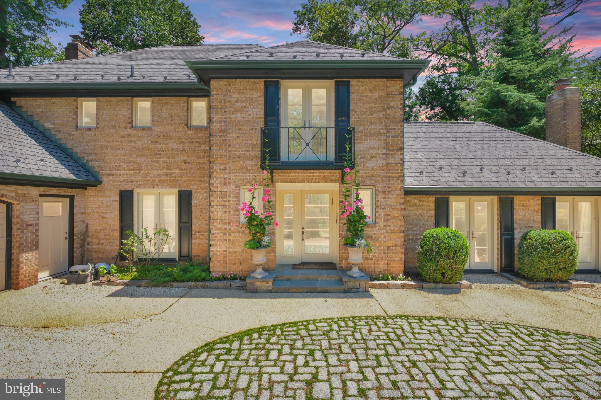 LUXMANOR - Residential