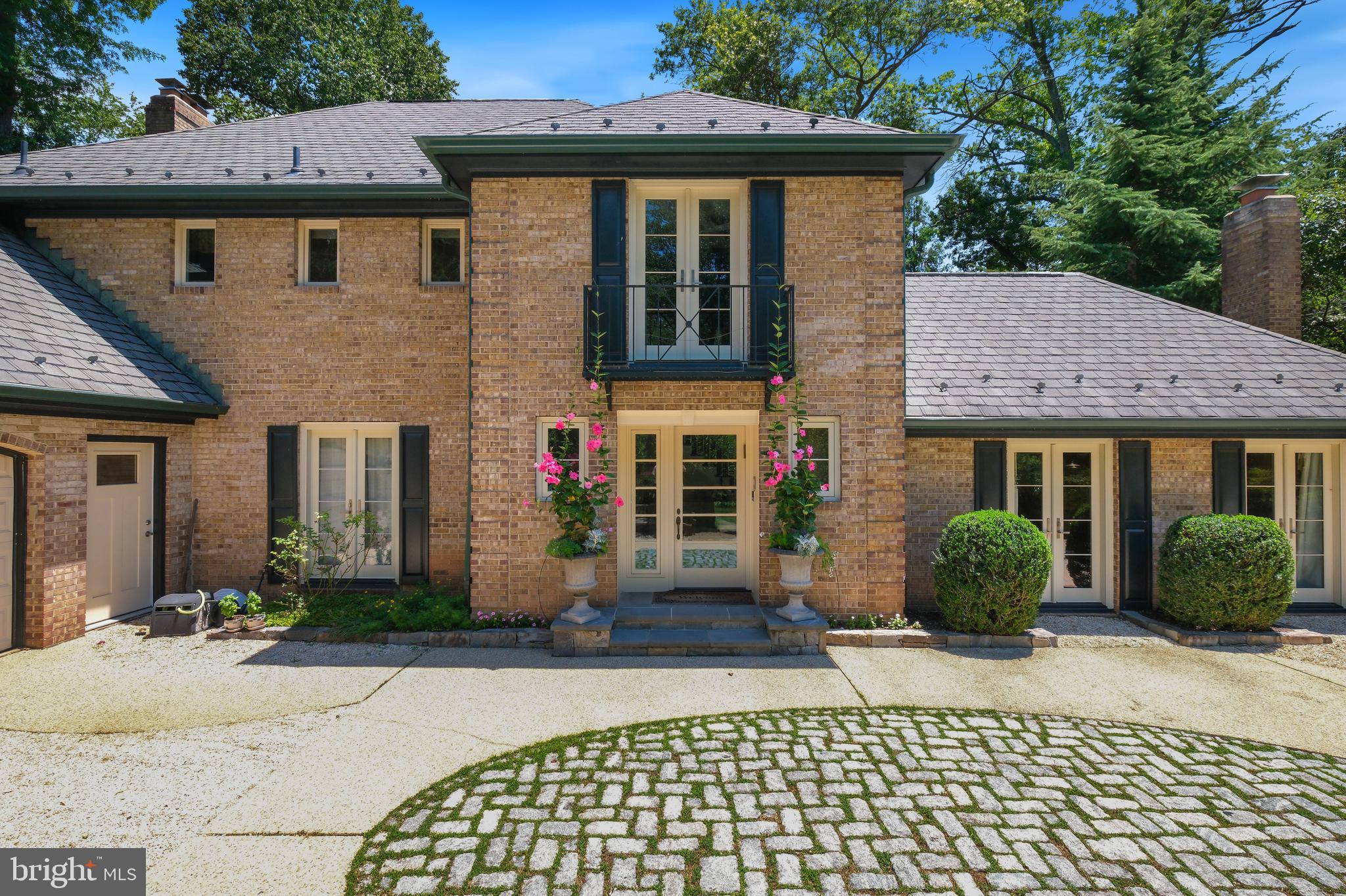 LUXMANOR - Residential