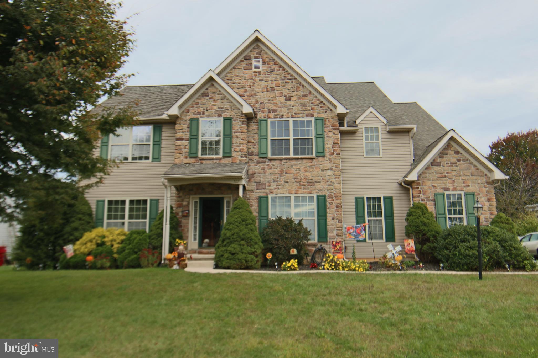 527 ROYAL ROAD