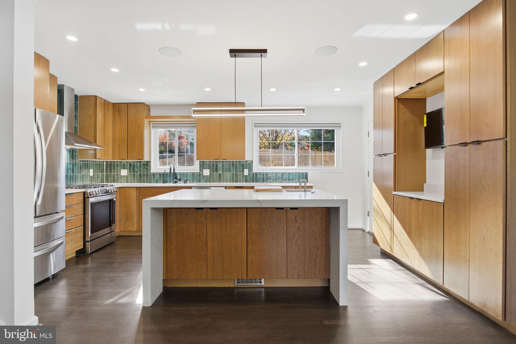 NEWPORT HILLS - Residential