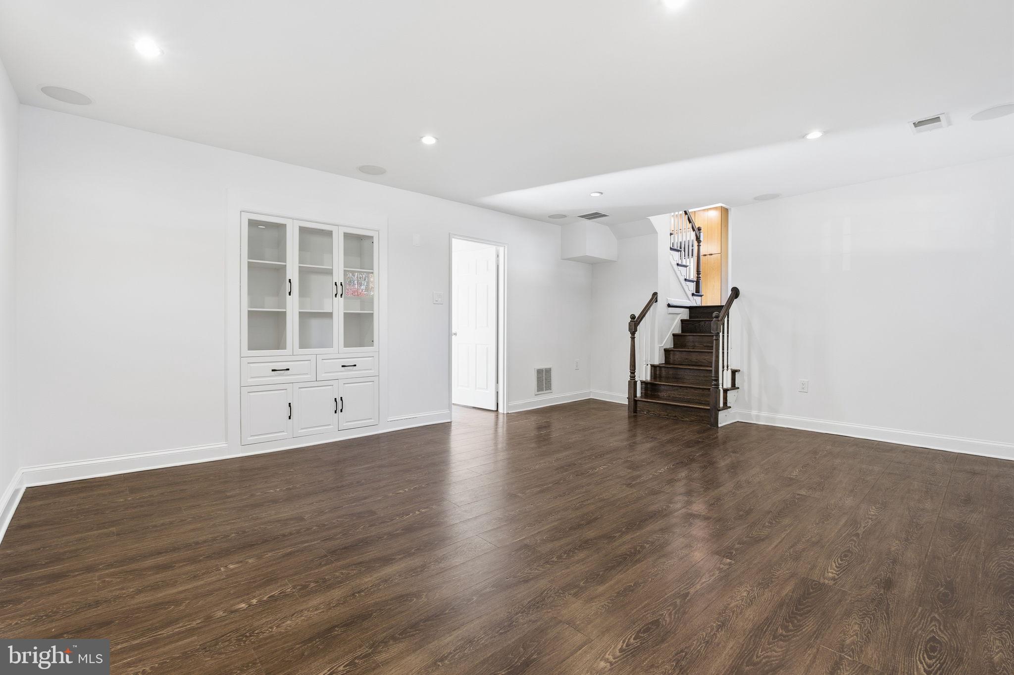 NEWPORT HILLS - Residential