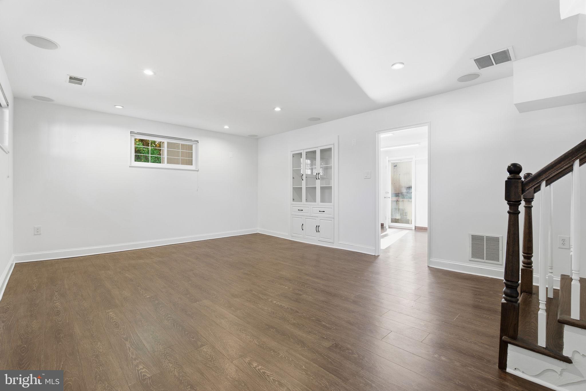 NEWPORT HILLS - Residential