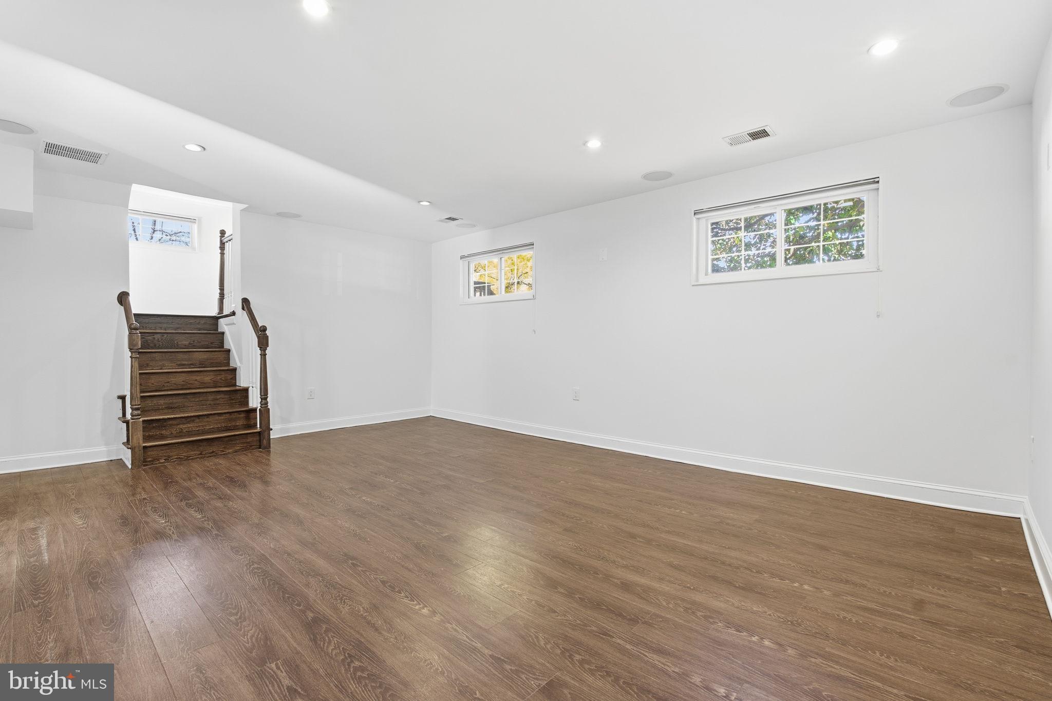 NEWPORT HILLS - Residential