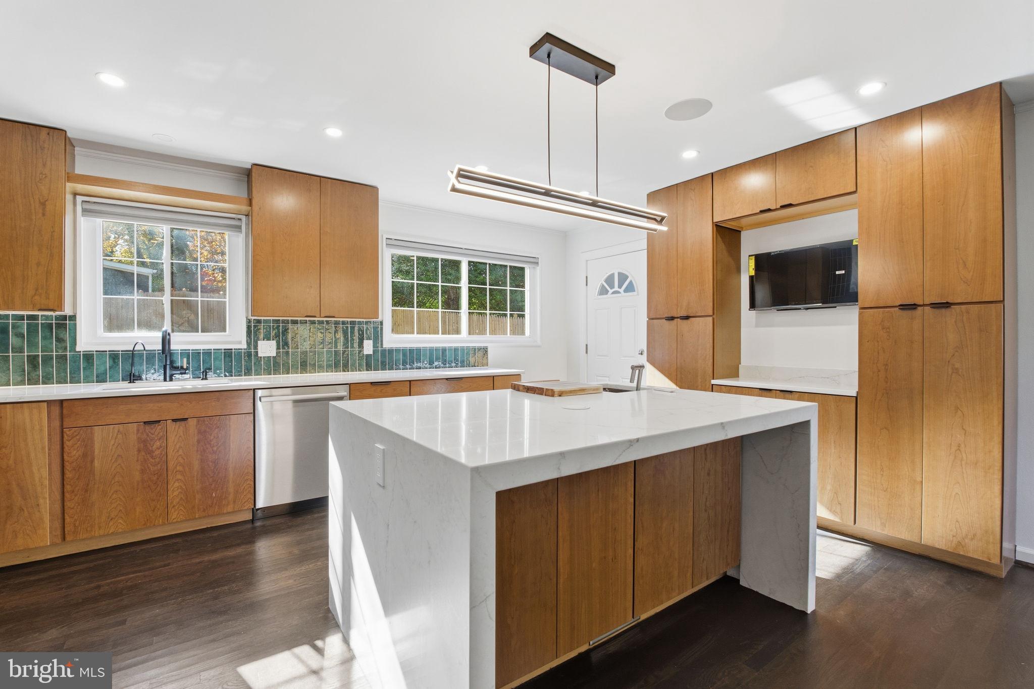 NEWPORT HILLS - Residential