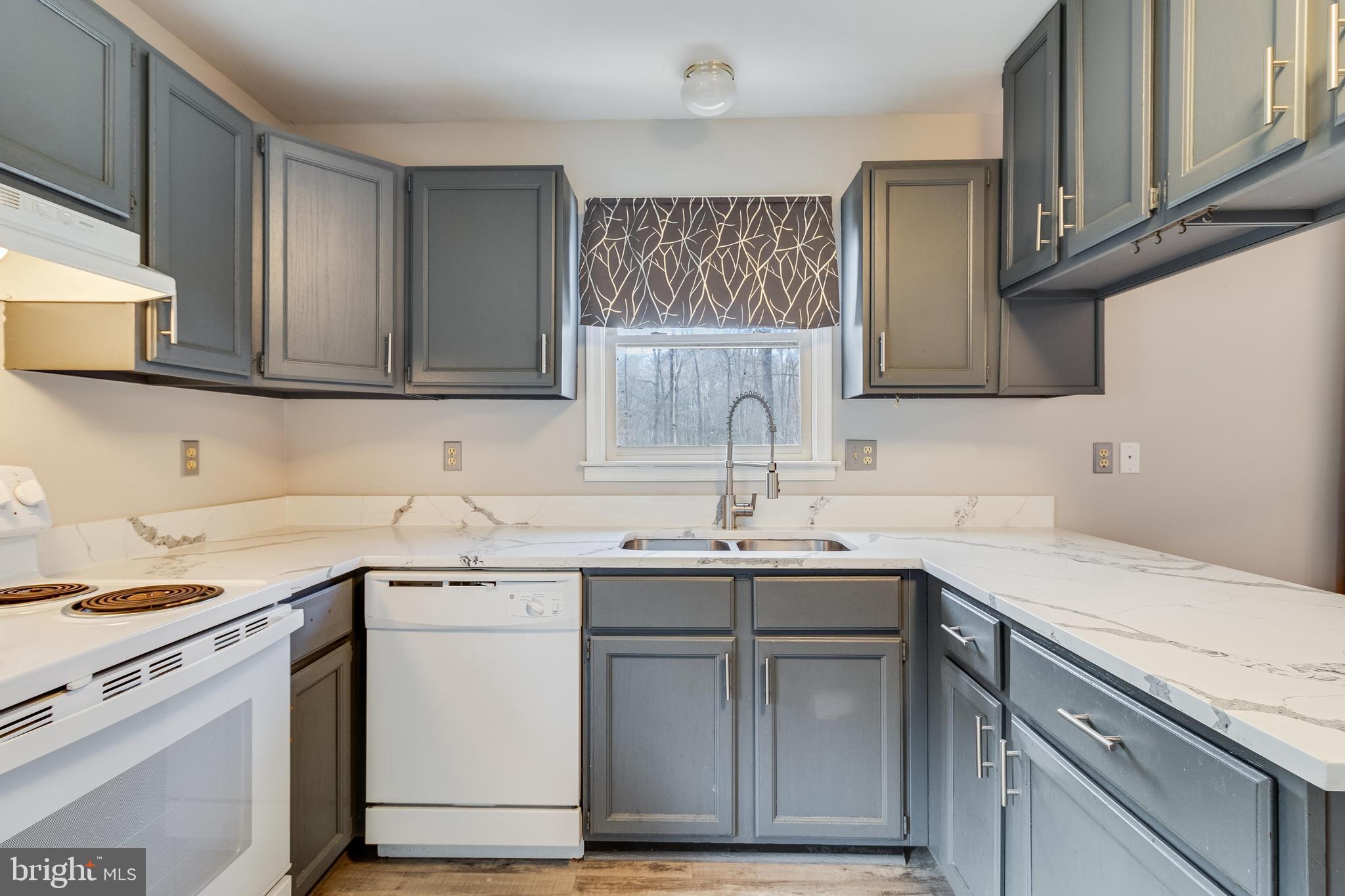 COUNTRY LAKES - Residential