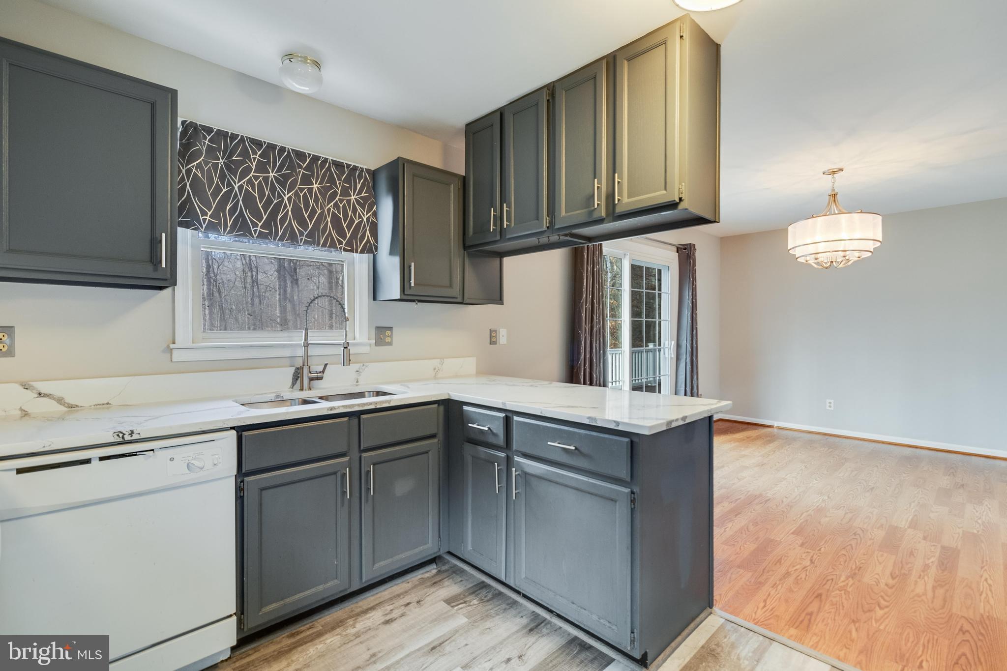 COUNTRY LAKES - Residential