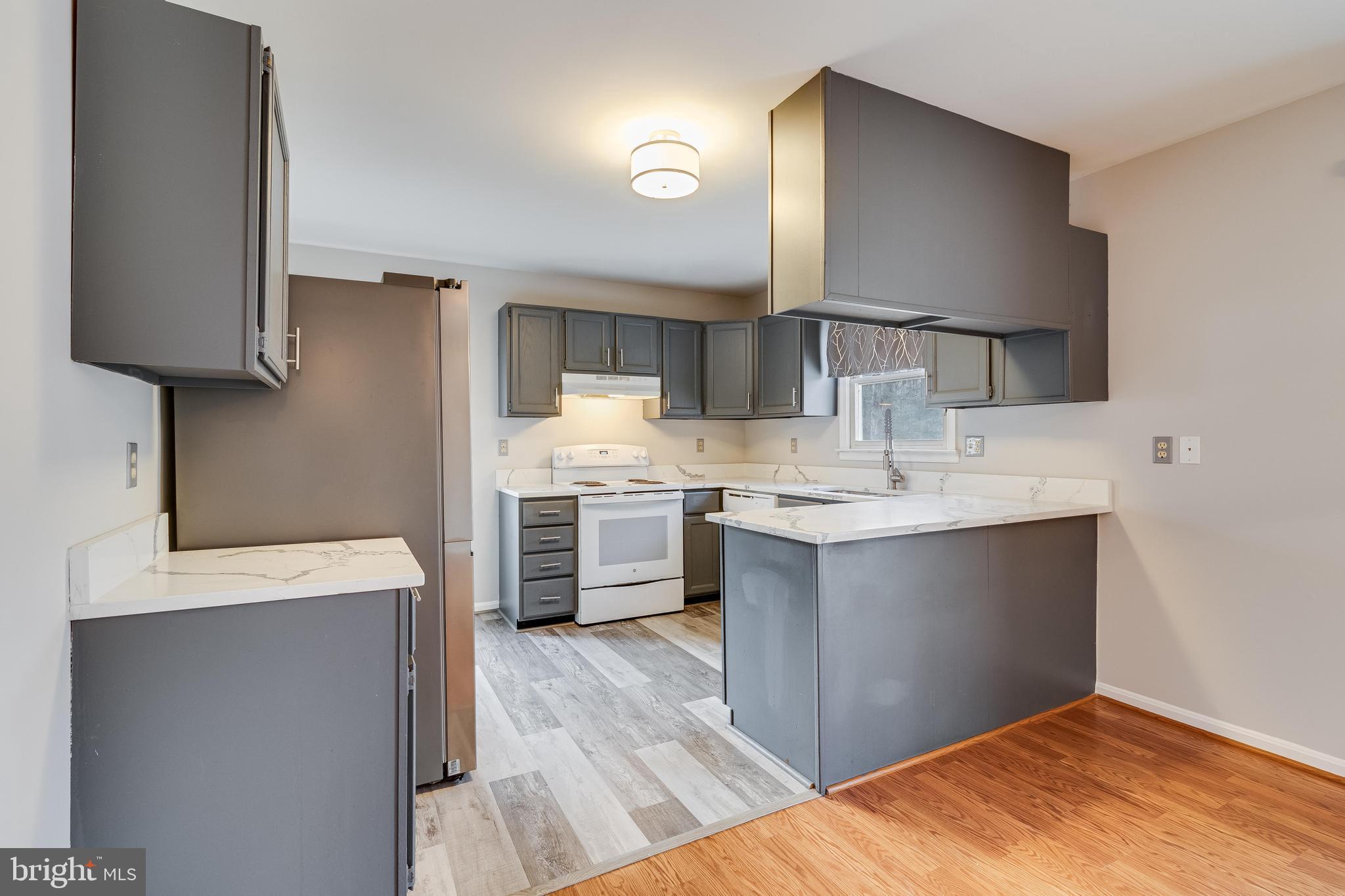 COUNTRY LAKES - Residential