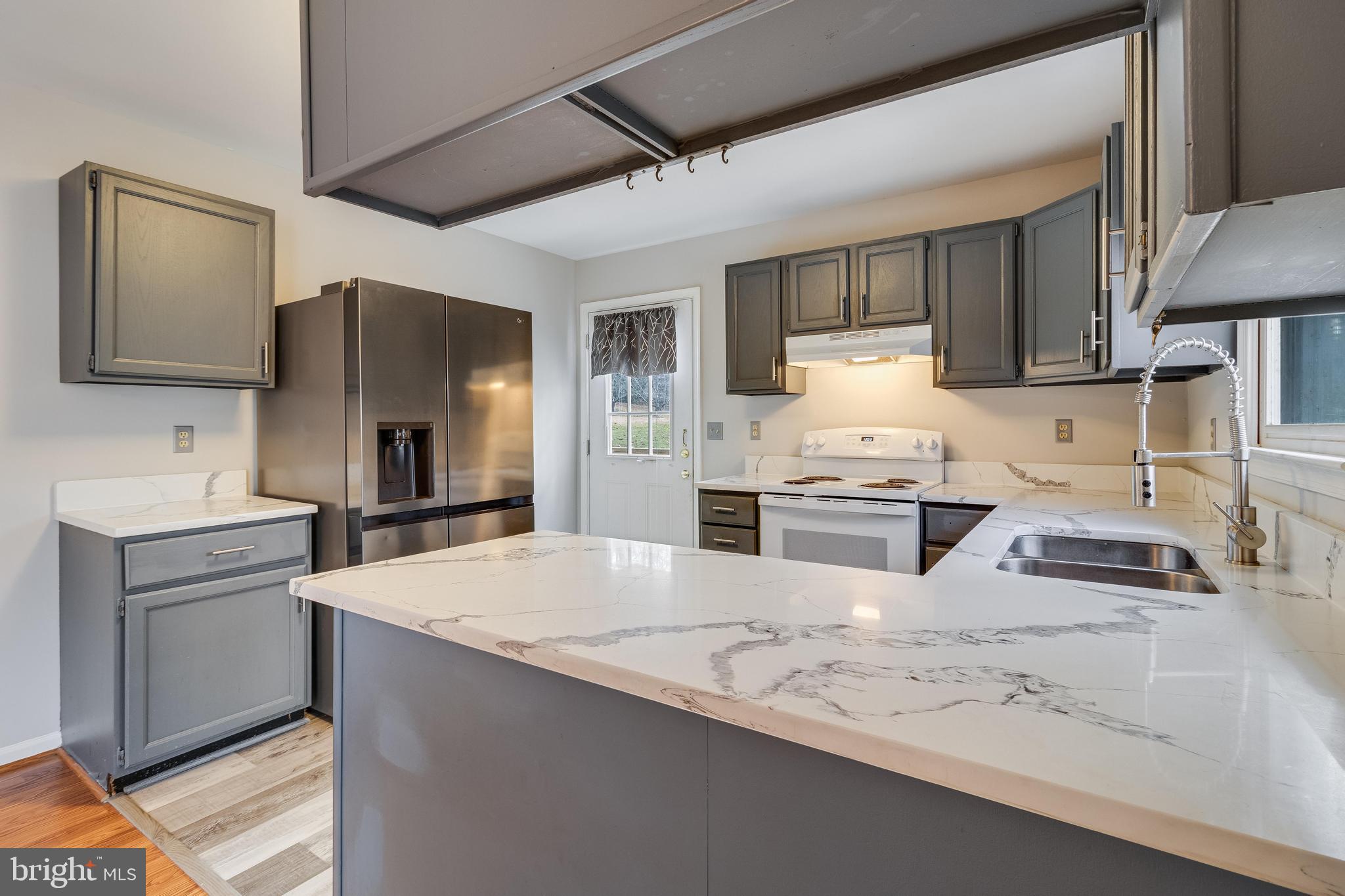 COUNTRY LAKES - Residential