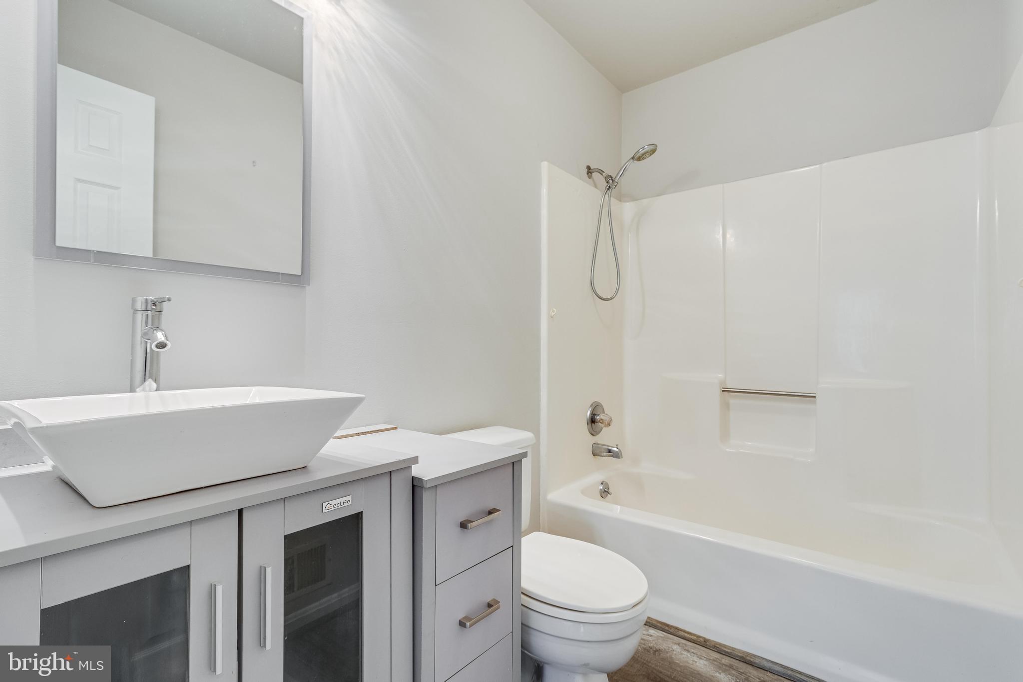 COUNTRY LAKES - Residential