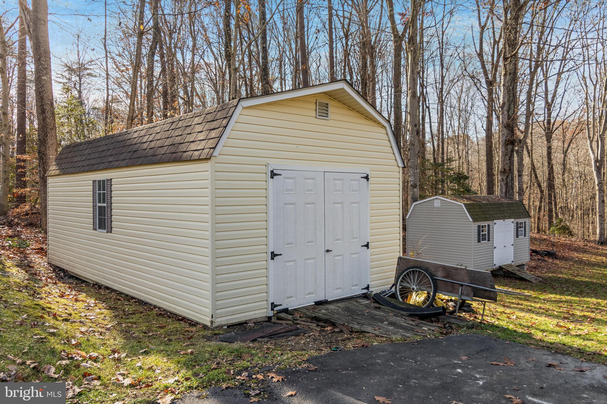 COUNTRY LAKES - Residential