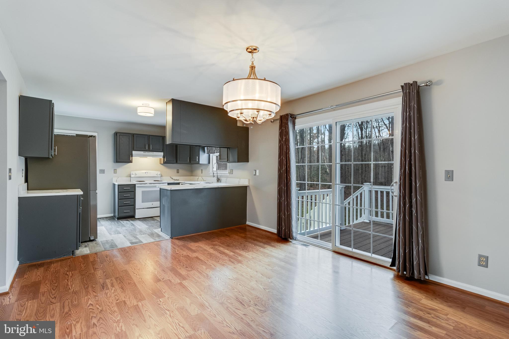 COUNTRY LAKES - Residential