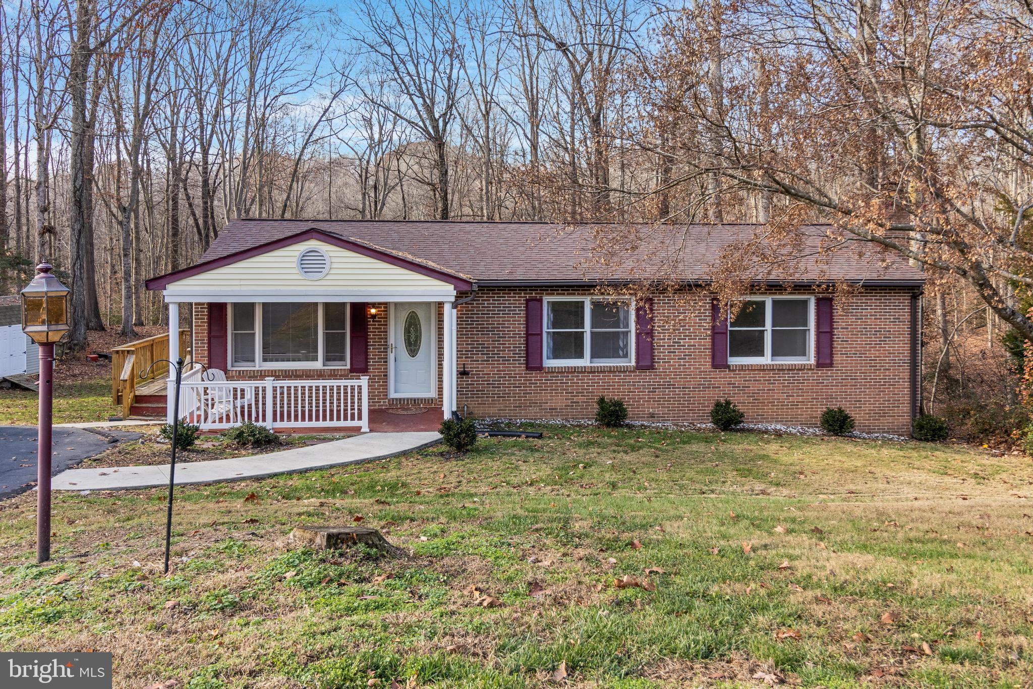 COUNTRY LAKES - Residential