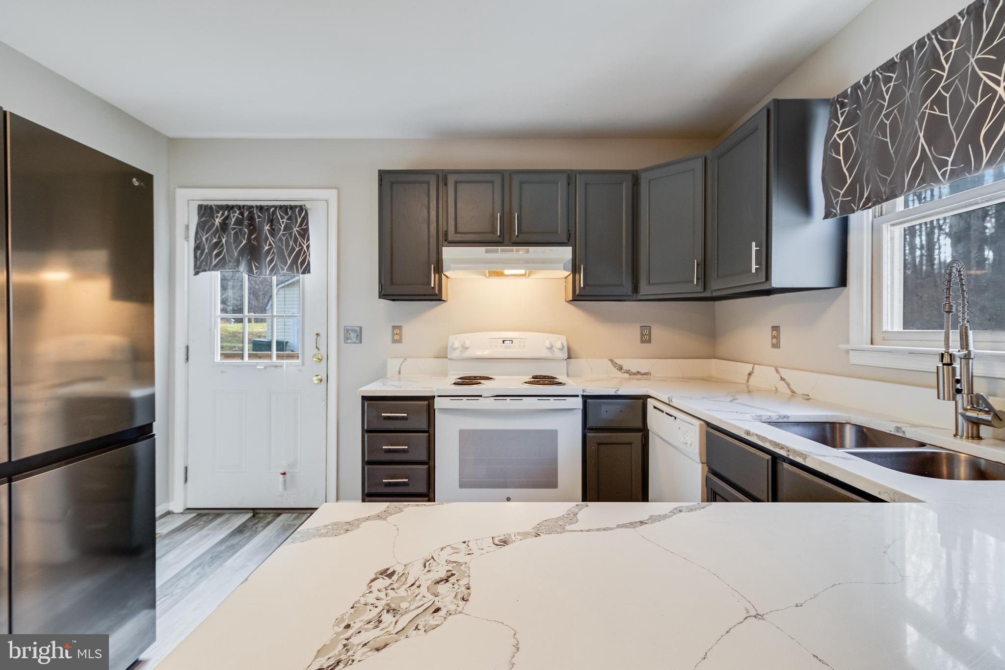 COUNTRY LAKES - Residential