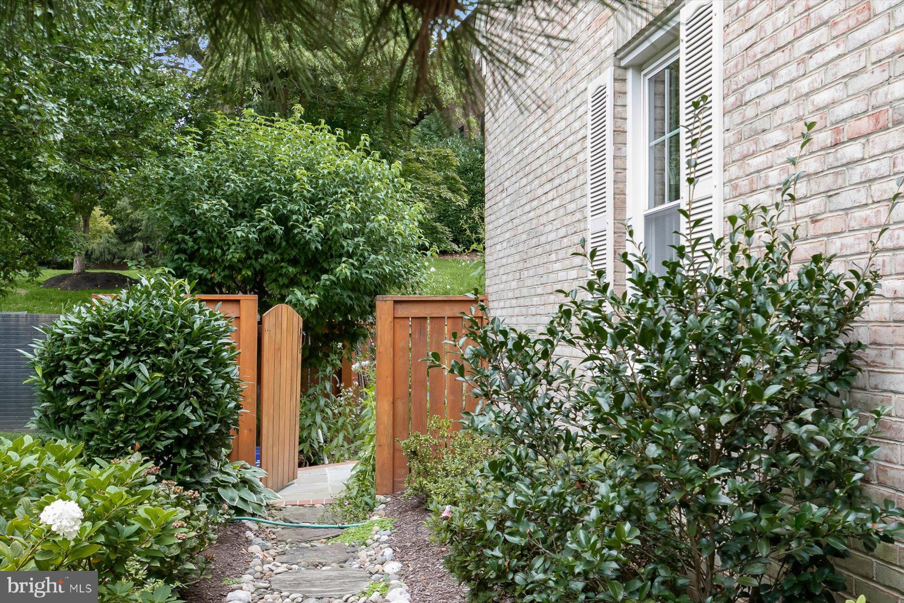 1558 MCLEAN COMMONS CT