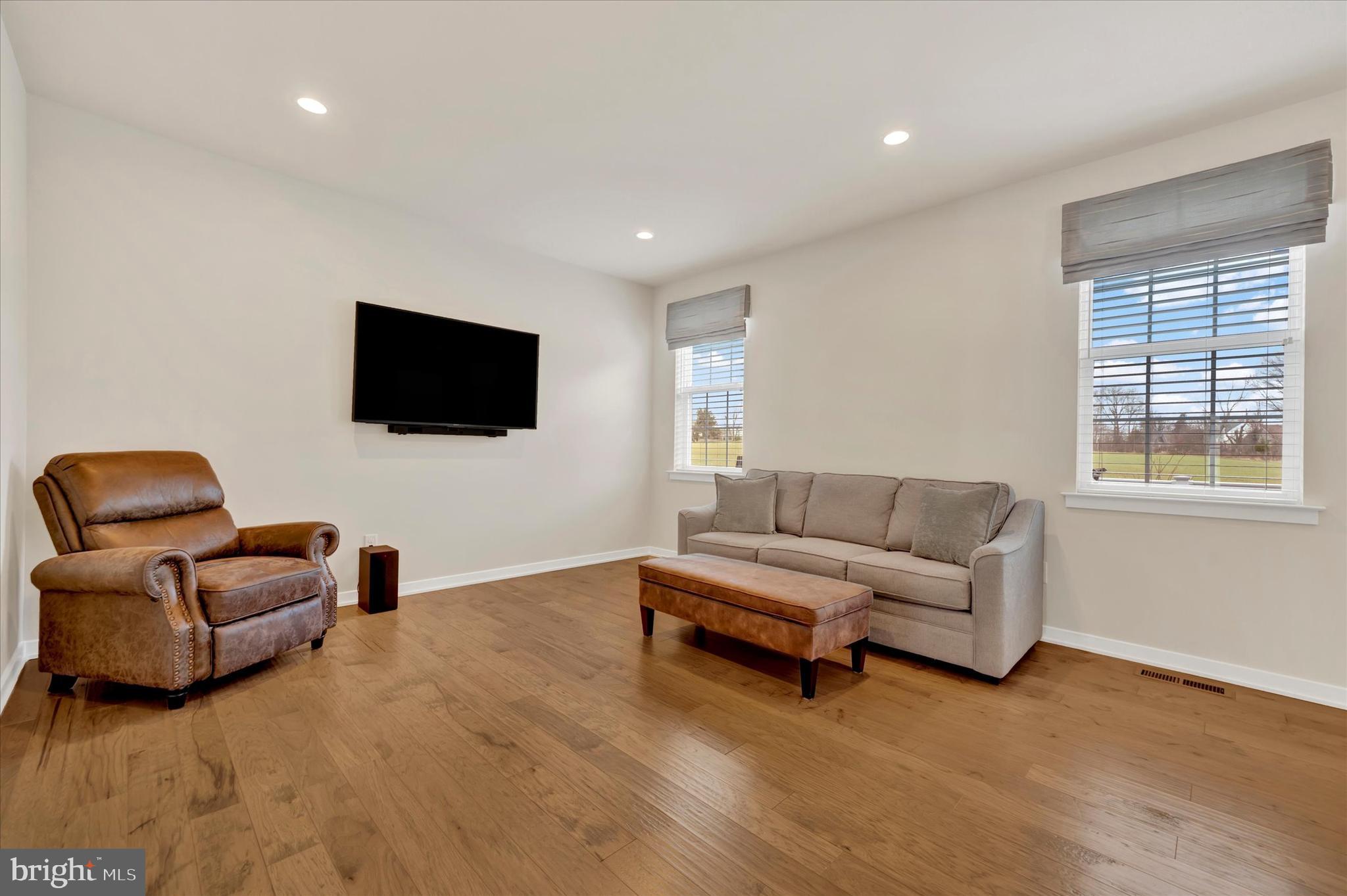 TWIN LAKES - Residential