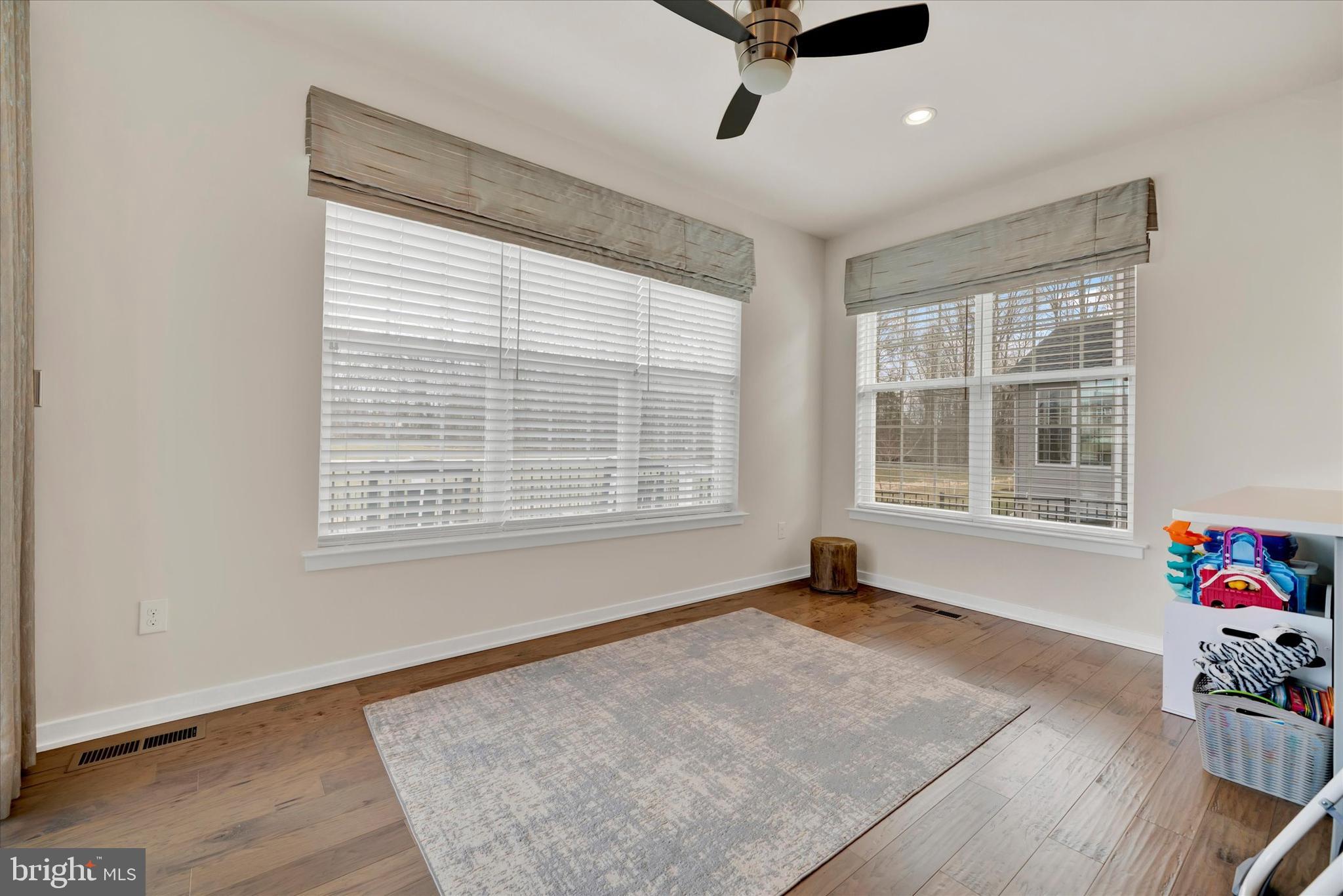 TWIN LAKES - Residential