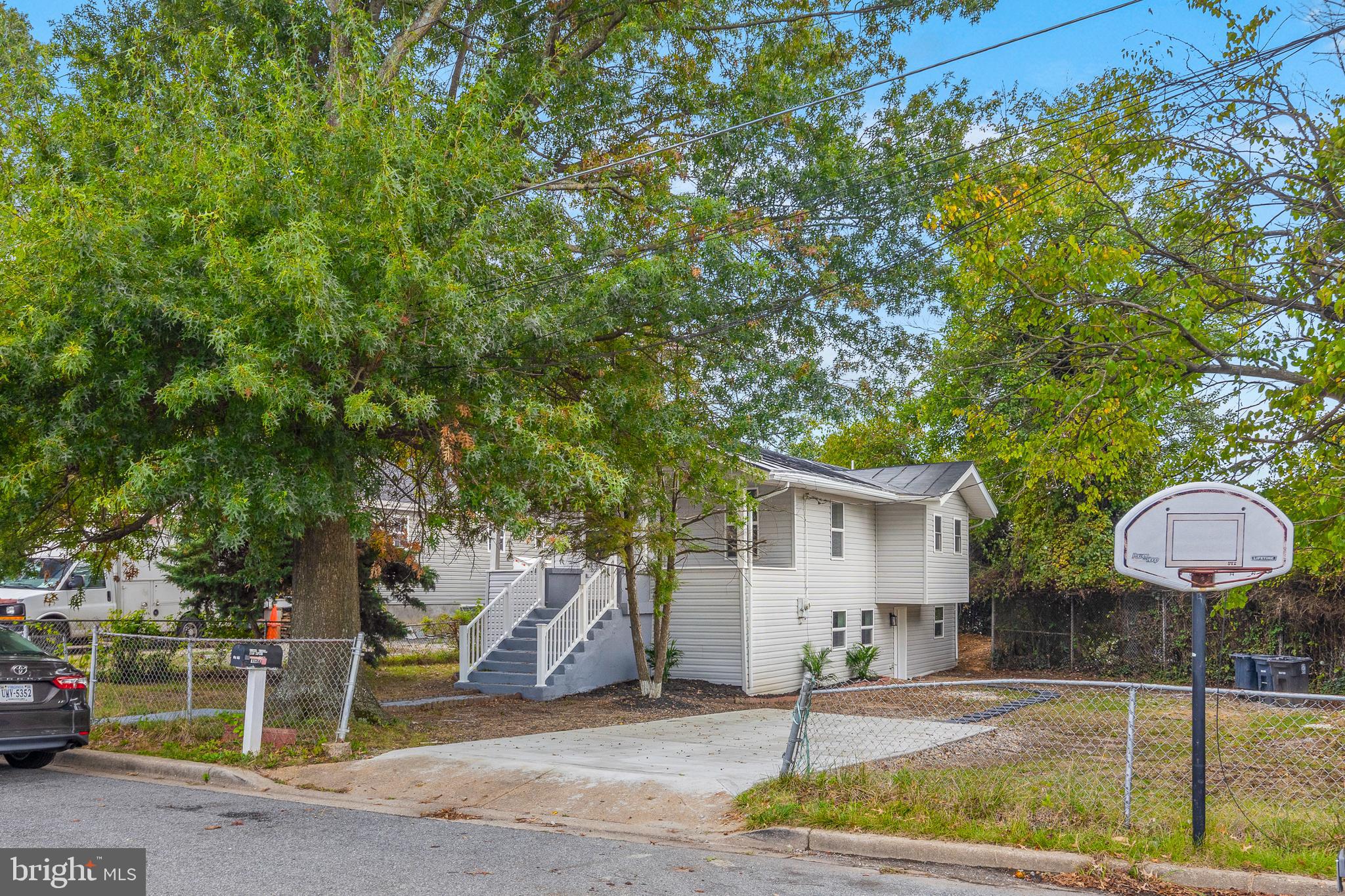 Step into this beautifully renovated, spacious single-family home.
5 Bedrooms 3 baths; this property features new Floors, new Paint, New windows and doors New kitchen with new SS appliances and More.
this property has a full finsihed walk out finsihed basement with an in law suite