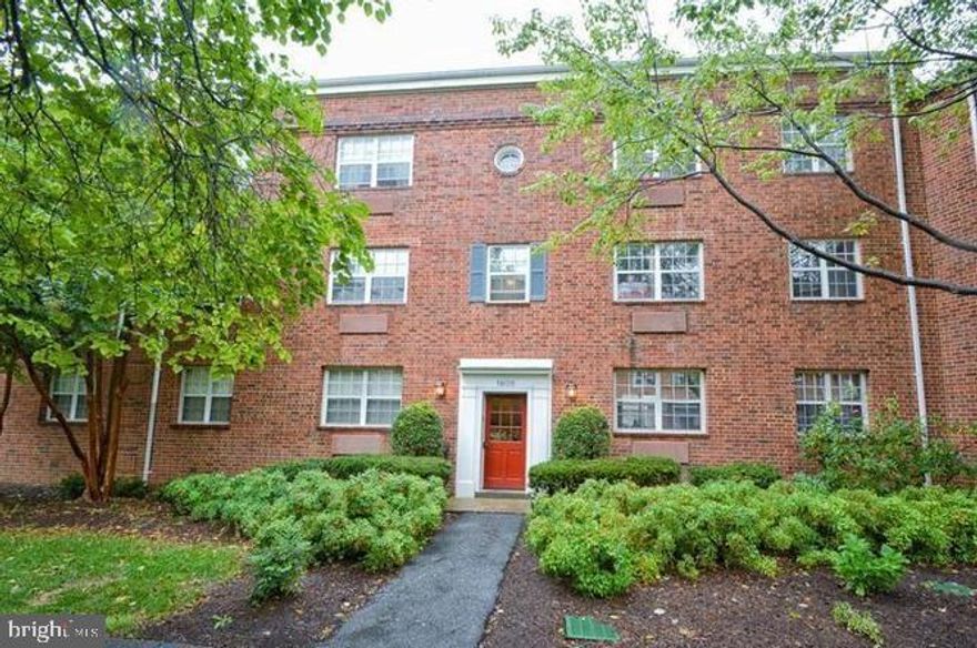 Excellent 2 bedroom unit on the second floor, updated kitchen with SS appliances, granite countertops, washer and dryer in the unit, built-ins, crown molding, hardwood floors, seeks great new tenant. The unit comes with three parking decals, there is a pool and tennis courts in the community, the great location makes it a commuter's dream being about a mile from the metro, and access to the GW Parkway. Minutes away from old town and Potomac Yards for all your shopping and entertainment needs. Reagan airport is a quick ride away as well as tons of bike/walk paths. Pets on a case-by-case basis, any service/support animals must be disclosed when you apply.
