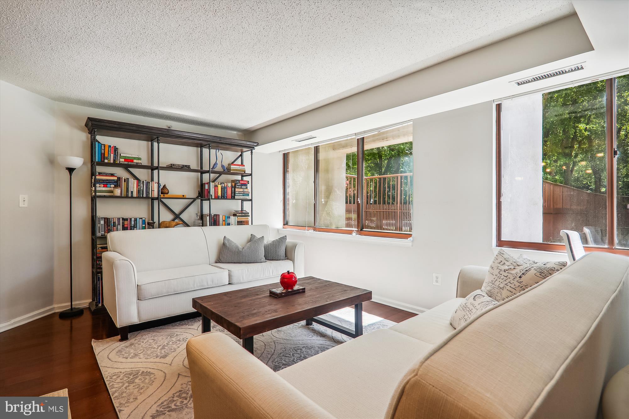 10101 GROSVENOR PLACE L16