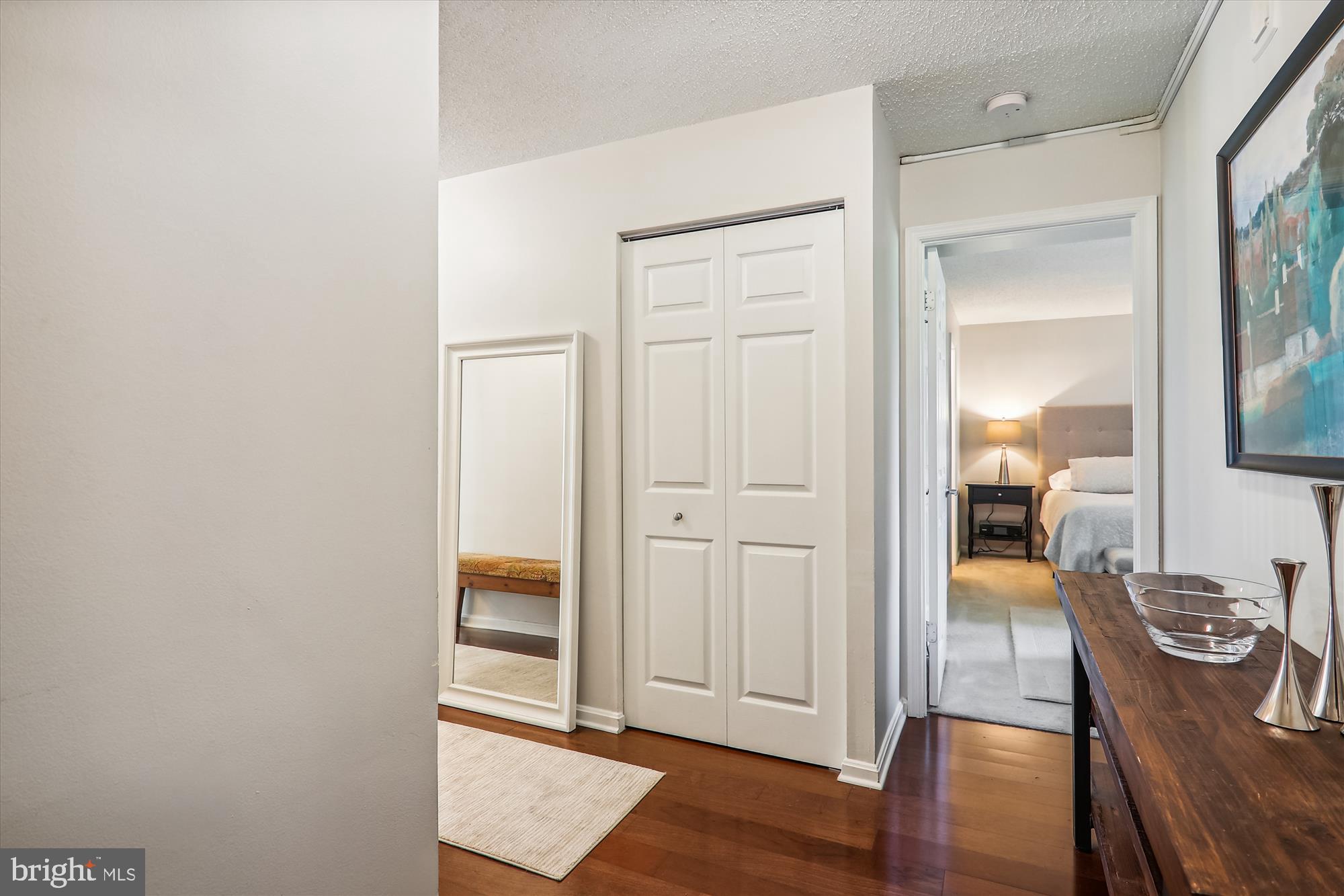 10101 GROSVENOR PLACE L16