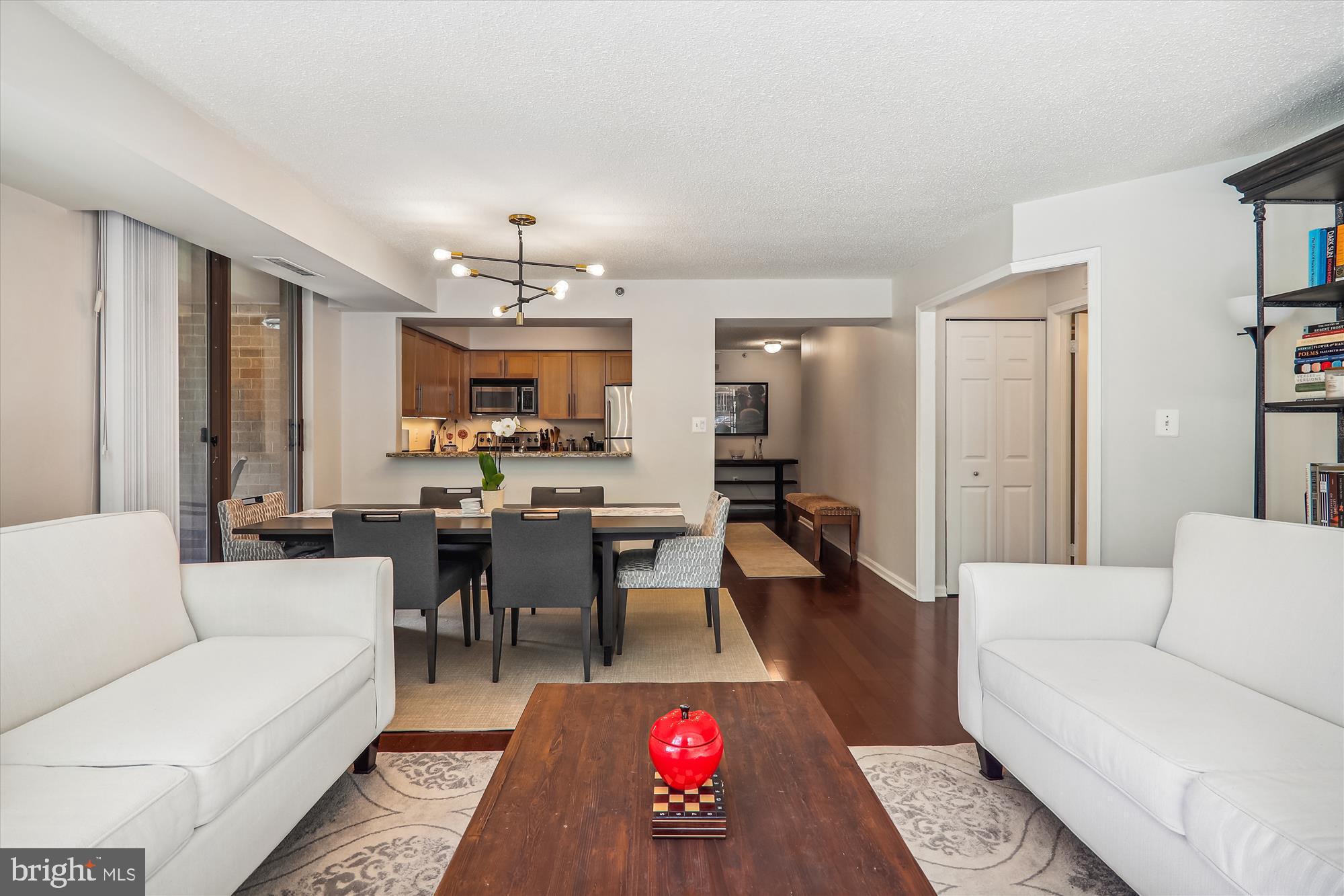 10101 GROSVENOR PLACE L16