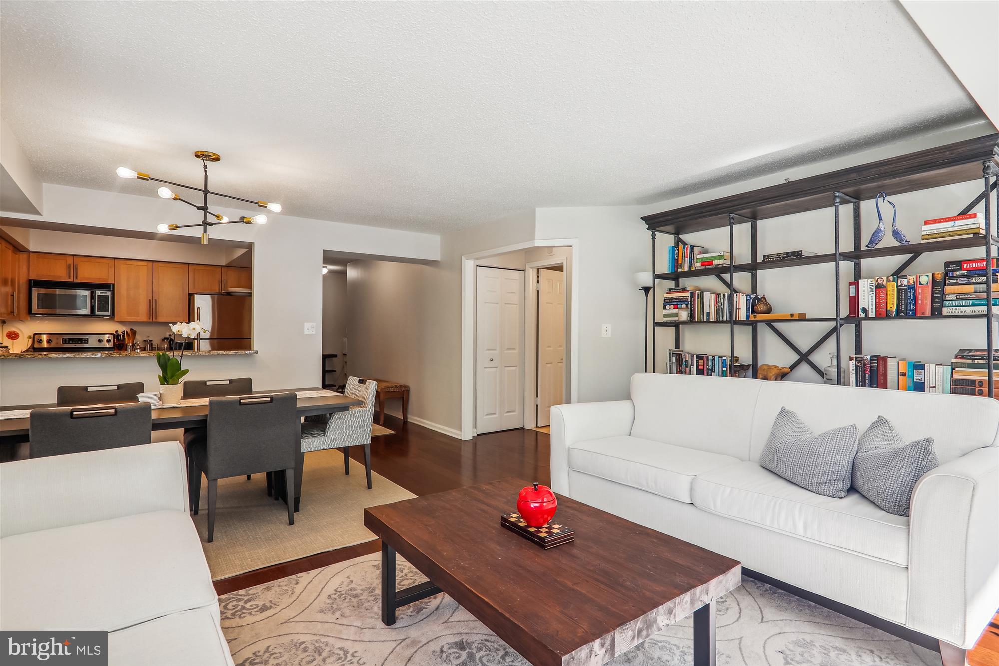 10101 GROSVENOR PLACE L16