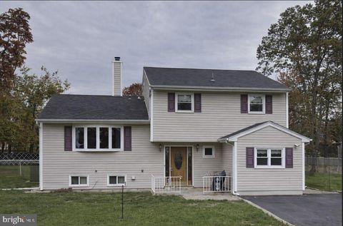 Photo of 10 Magee Road, EDISON, NJ 08817 (MLS # NJMX2011206)