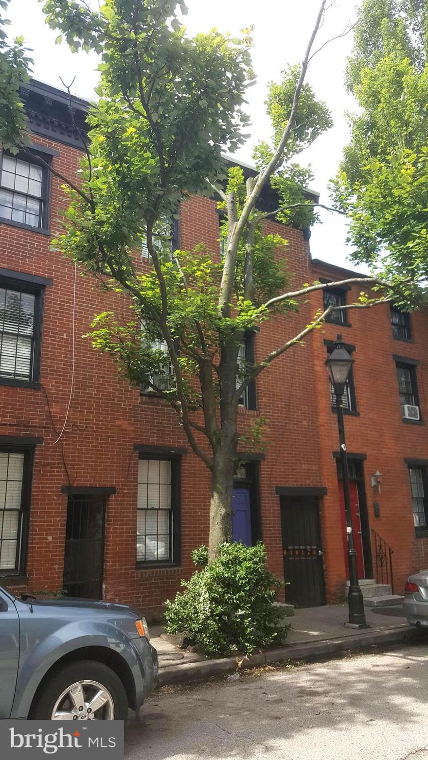 Spacious Fells Point 3 level townhome in the heart of the HISTORIC DISTRICT,  Just off Broadway and incredibly convenient to all the shops, restaurants and watering holes.  The house has 3 bedrooms, 2 bedrooms and a rooftop deck.