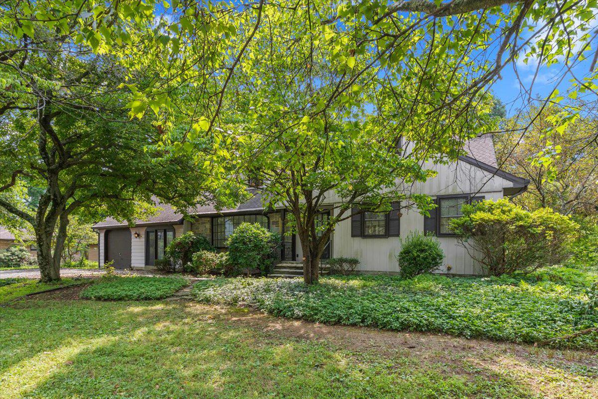 1117 WHITEHALL DRIVE