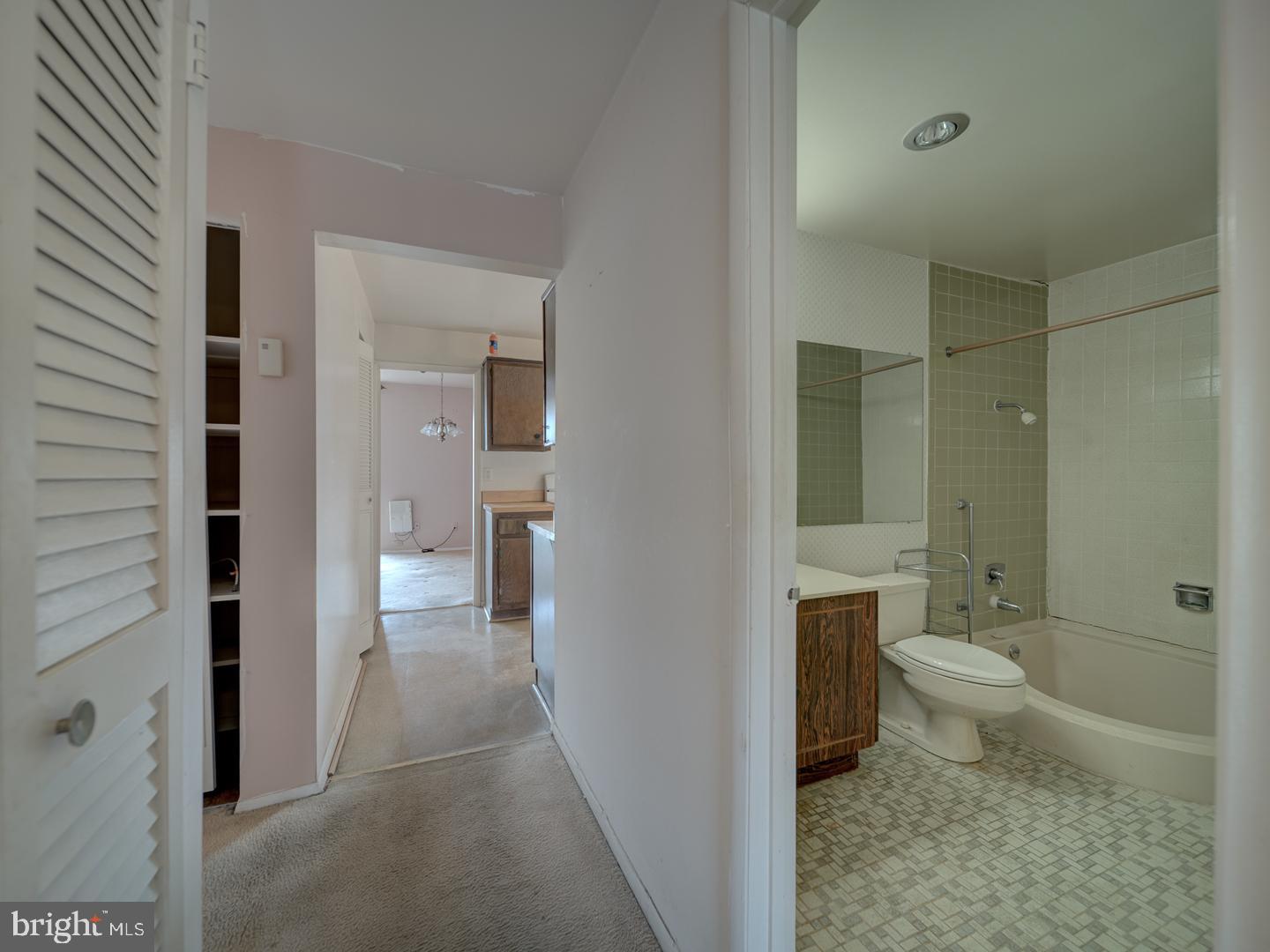 HUNTLEY SQUARE CONDOMINIUMS - Residential