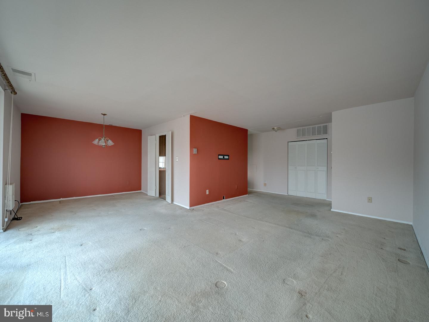 HUNTLEY SQUARE CONDOMINIUMS - Residential