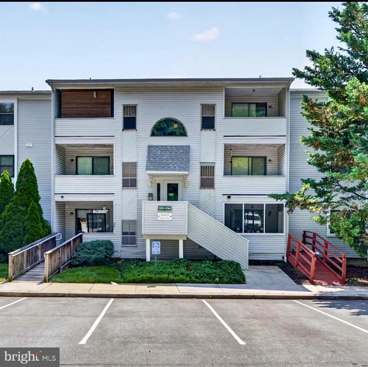 1212 GOVERNOR HOUSE CIRCLE 1212