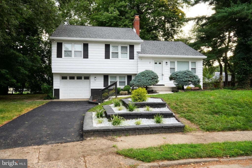 Photo of 7 Windsor Place, MOUNT HOLLY, NJ 08060 (MLS # NJBL2118314)