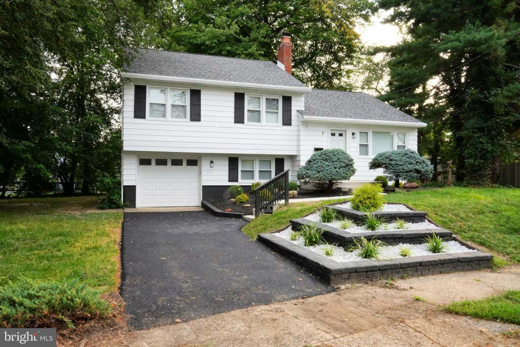 Photo of 7 Windsor Place, MOUNT HOLLY, NJ 08060 (MLS # NJBL2118314)