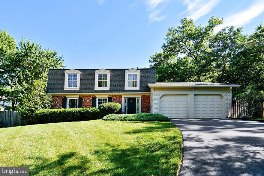 Updated 3 LV Col. in Highly Sought after Lakewood Hills Neighborhood*Foyer open to LR, leads to Custom Gourmet Kit. w/Open Flr Plan (Updates: Cabinets, Granite Counters, Appliances, Wd Floors, Lighting, Windows, Roof,), Breakft area, Cozy FR w/ Fp, and WO to Patio overlook. beautifully Landscaped, Fenced Yd w/Gardn Boxes, perfect for the avid Gardener or entertain*UL: MBR Suite, 3 Add'l BRs & Ba;