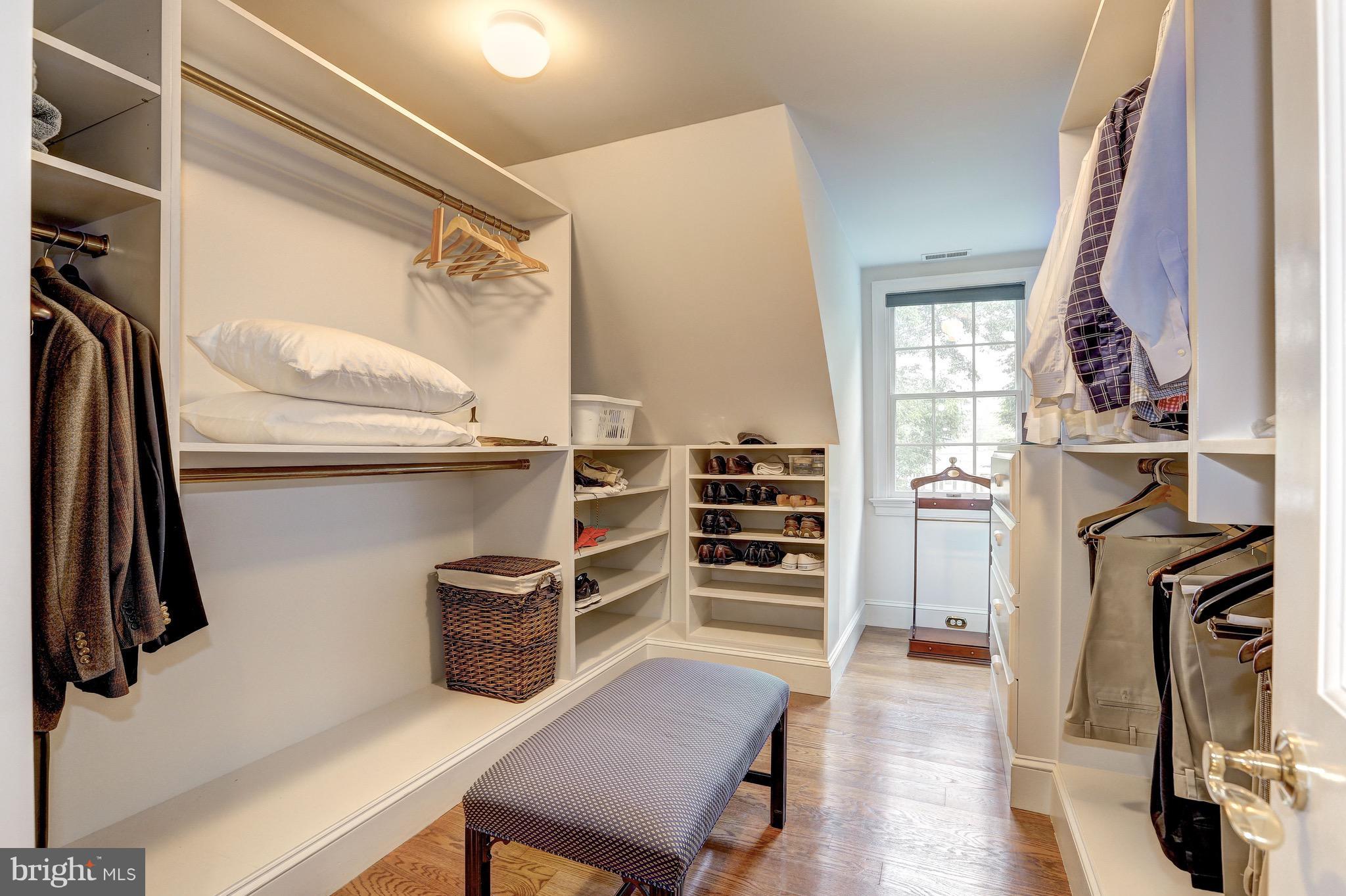 MANOR LAKE - Residential