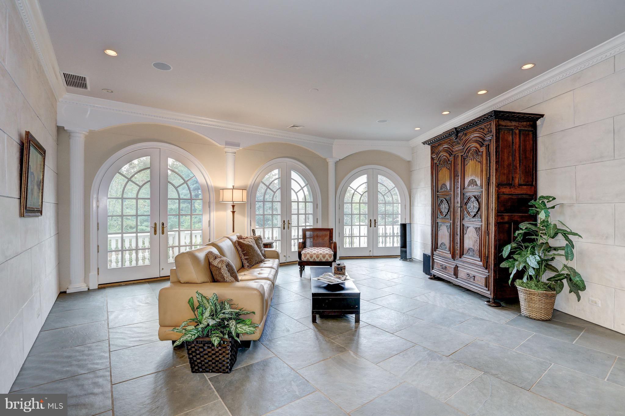 MANOR LAKE - Residential